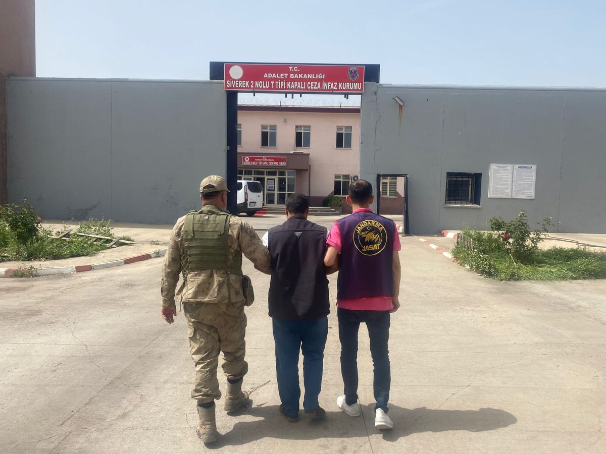 Şanlıurfa’nın Ceylanpınar ilçesinde 25 yıl 20 ay mahkumiyet kararı bulunan firari bir şahıs Jandarma Komutanlığı ekipleri tarafından kıskavrak yakalandı.