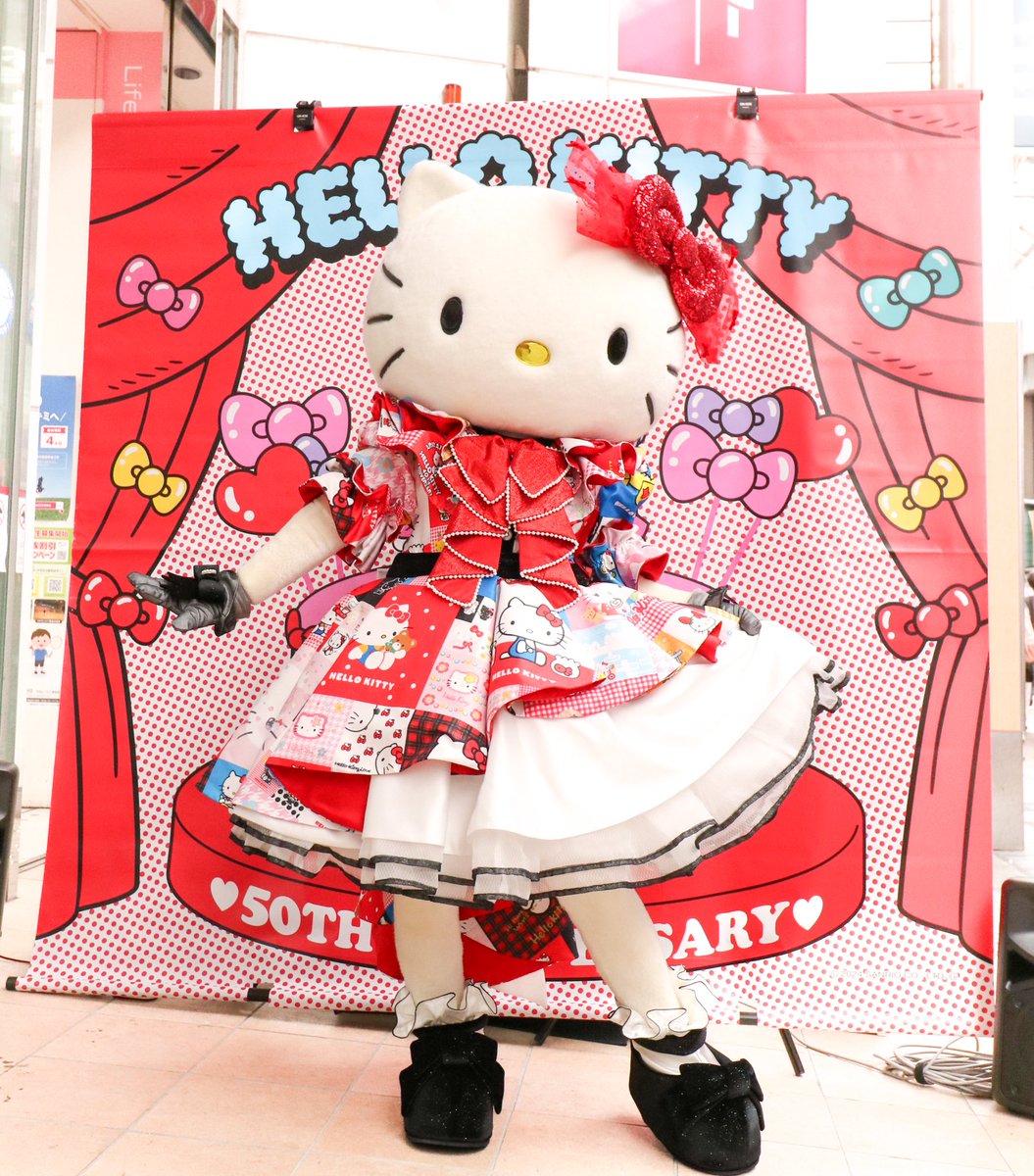 DAISO心斎橋に行ってきました🍎
キティちゃん50周年の衣装で来てくれて新しいグッズもたっっっくさん！！
最高に素敵なイベントでした🥹
#hellokitty50th 
#ハローキティ50周年
