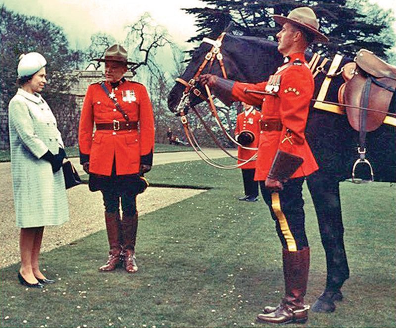 #OTD 1969 - The Royal Canadian Mounted Police presented Queen Elizabeth II with Burmese, a black mare that had been trained by the #RCMP in Ottawa. Thought to be The Queen’s favourite horse, she rode Burmese in the annual Trooping The Colour for 18 years 🇨🇦 #QueenElizabethII