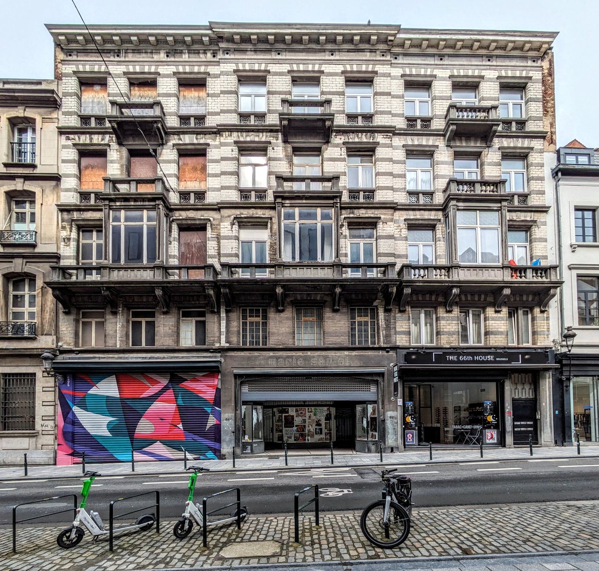Rue de Namur 62-66, shops below apartments, around 1901. 62 (left) appears to have been abandoned for at least 20 years. At least I hope nobody's living there. I wonder how stable it is.