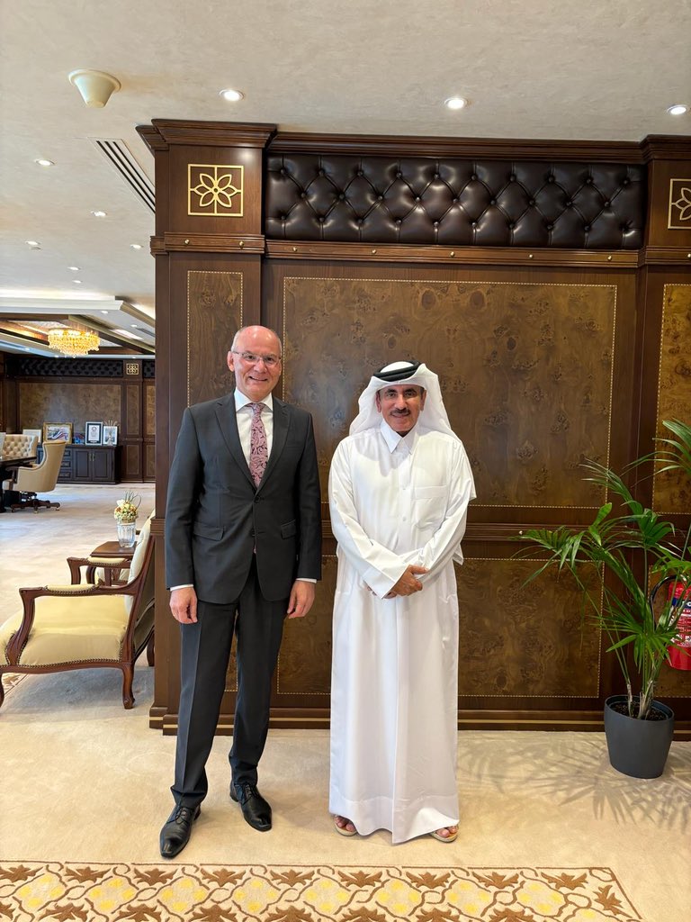 🇩🇪 Ambassador Freischlader conveyed his congratulations to H.E. Jassim bin Saif bin Ahmed Al-Sulaiti, Minister of Transport @MOTQatar, for @HIAQatar being recognised as the World’s Best Airport again! 👏

During their fruitful meeting last week he also touched upon the… 1/2