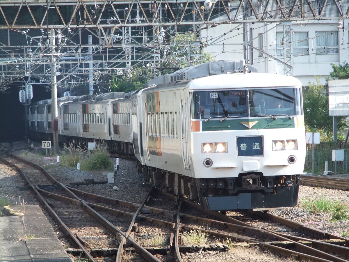 Tomo_Ishigaki's tweet photo. 「我が家に眠るちょっと懐かしの鉄道写真シリーズ」
185系の普通列車伊東行き
熱海まで12両編成で来て後ろ5両を切り離し前7両は伊東へ
＠熱海駅2010.11.8
#185系 #普通列車 #521M https://t.co/TSjWI9dxWD