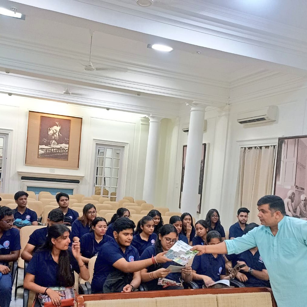 ट्रिनिटी इंस्टिट्यूट ऑफ़ प्रोफेशनल स्टडीज़ के 22 विद्यार्थियों ने आज गांधी स्मृति संग्रहालय का अवलोकन किया और गांधी क्विज में भाग लिया। समिति की ओर से उन्हें उपहार स्वरूप गांधी साहित्य भेंट किया गया। #GandhiQuiz