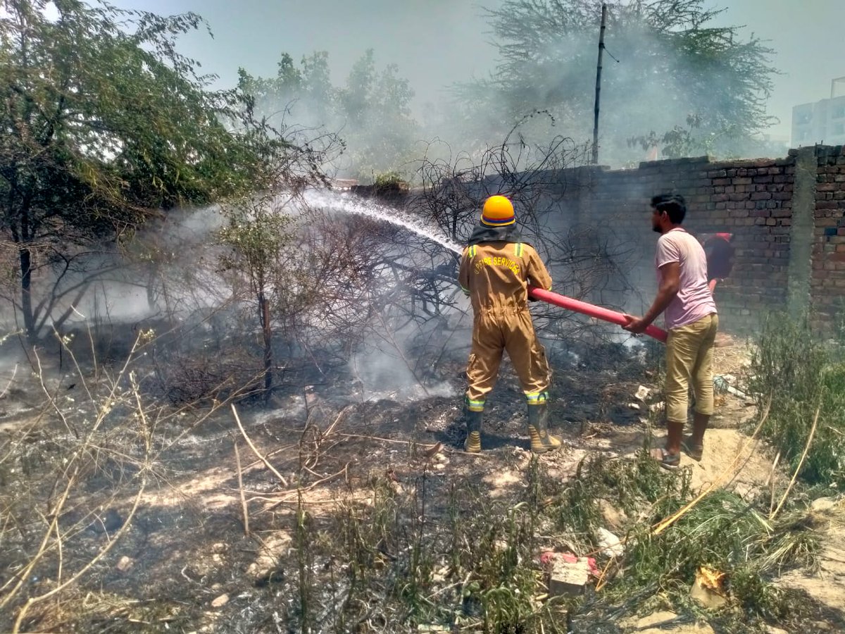 आज दिनांक 28.04.24 को थाना चकेरी क्षेत्रांतर्गत रतन अपार्टमेंट के पास झाड़ियों मे आग की सूचना पर त्वरित कार्रवाई करते हुए एफएस जाजमऊ से यूनिट अतिशीघ्र घटनास्थल पहुंची एवं अल्प समय में आग को पूर्ण रूप से बुझा दिया गया।