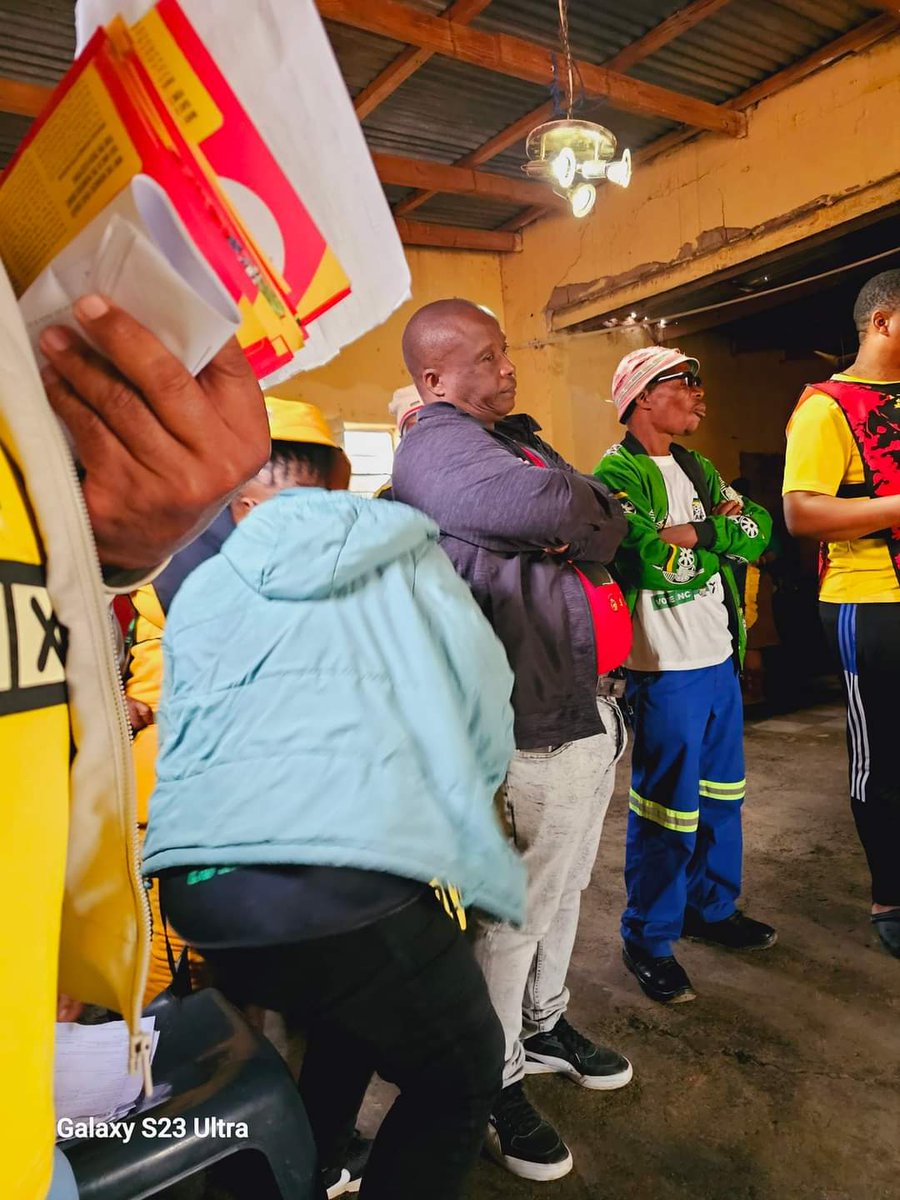 #COSATU Northern Cape comrades are on the ground leading pamphleting, blitzing and door to door to engage with workers and their families to participate in the #InternationalWorkersDay on May 1 @MYANC @SACP1921 @_cosatu #CosatuMayDay #VoteANC