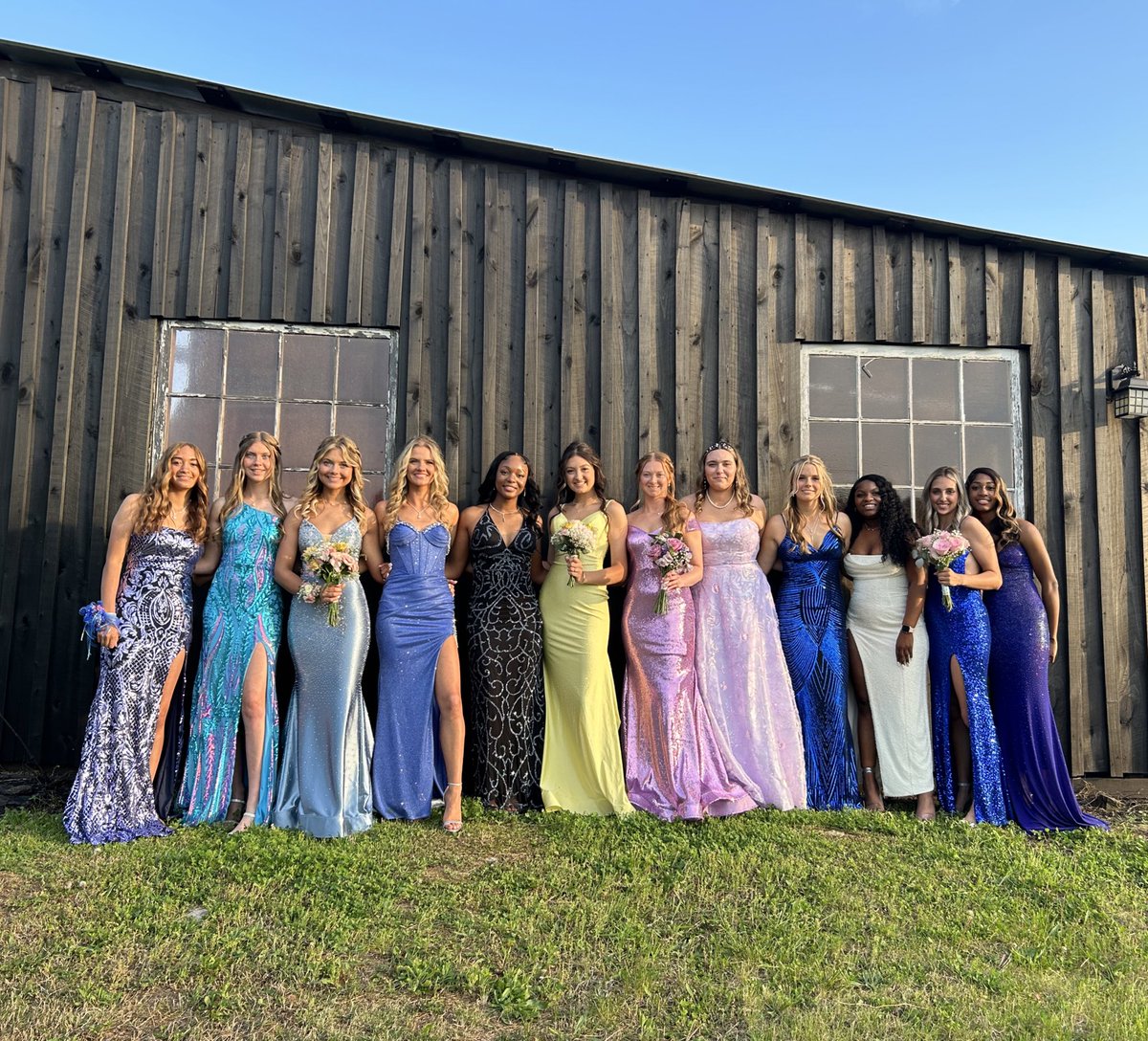 Softball team looked STUNNING yesterday afternoon headed to Riverdale’s 2024 prom! ❤️🏹