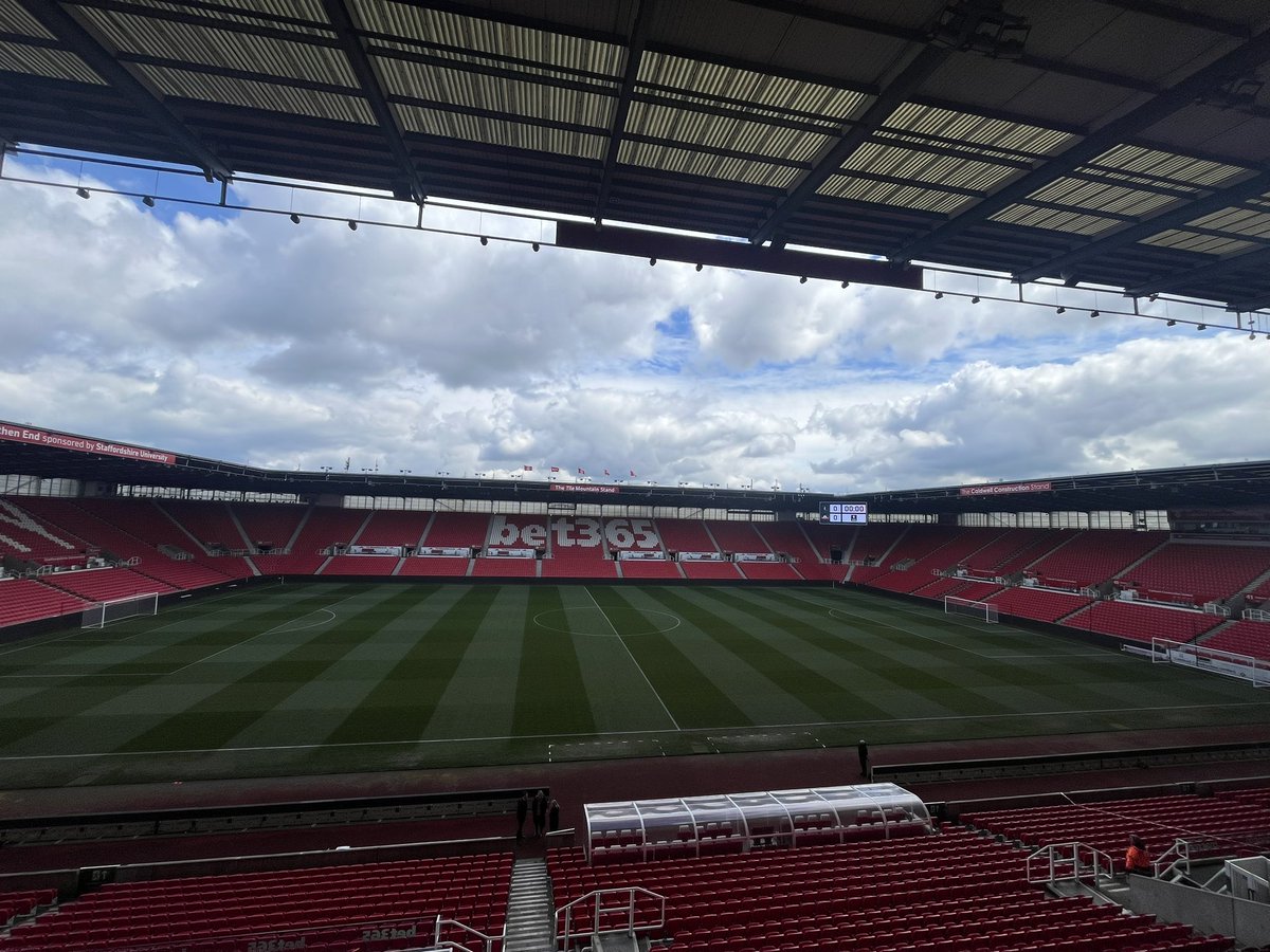 🏟️I have arrived at the Bet 365 Stadium for the FA Sunday Cup Final. 

@HomeBargainFC take on @TrooperFC_ , match report to follow✍🏻.

#FA #Stoke #TrooperFC #HomeBargainFC
