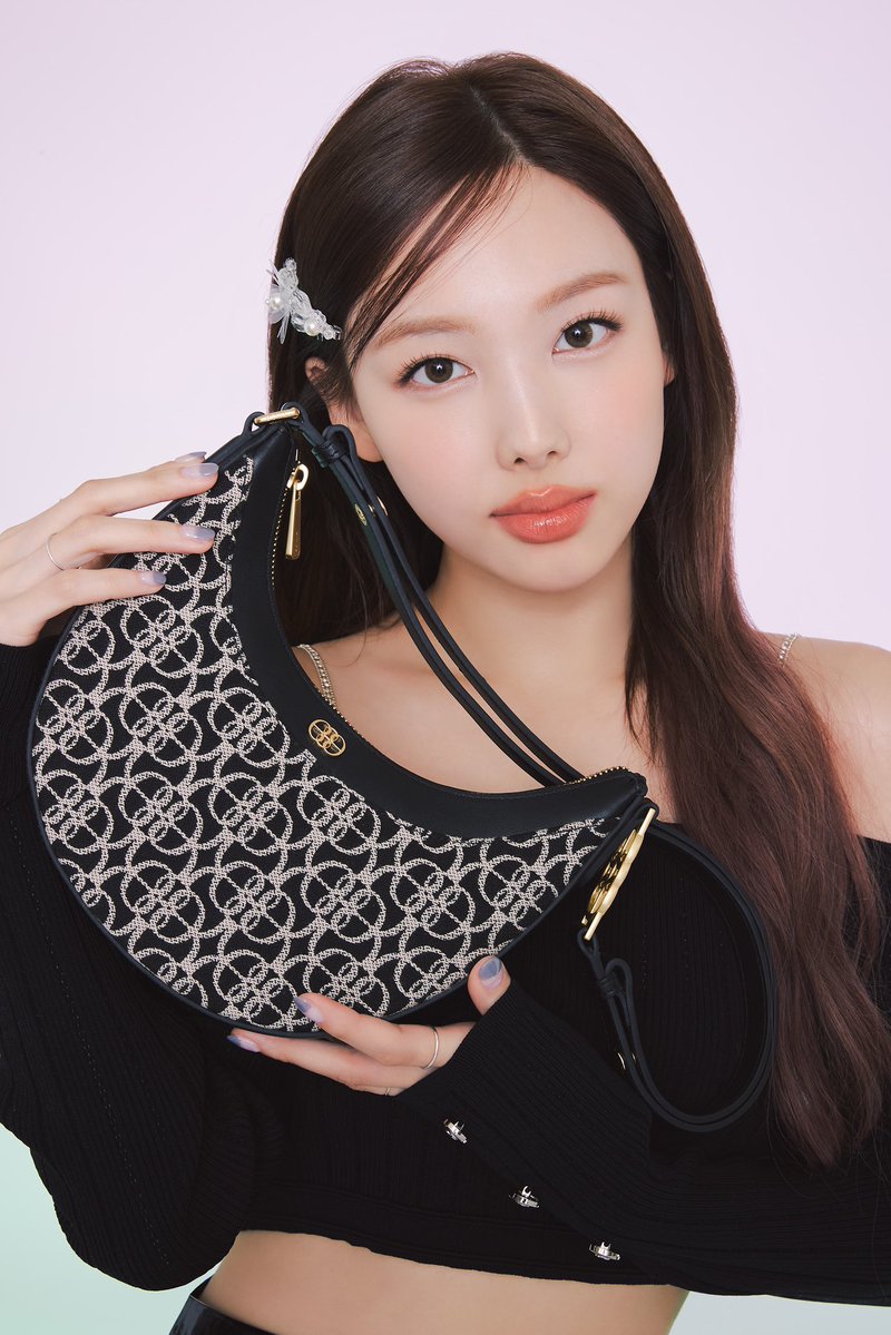 Introducing BONIA Spring/Summer 2024 Jacquard collection presented by Nayeon, highlighting the iconic La Luna Monogram interlocking design. View full collection in-store & online (bonia.com) today. 👜 : Nadia Monogram Shoulder Bag #NayeonByBONIA #BONIA