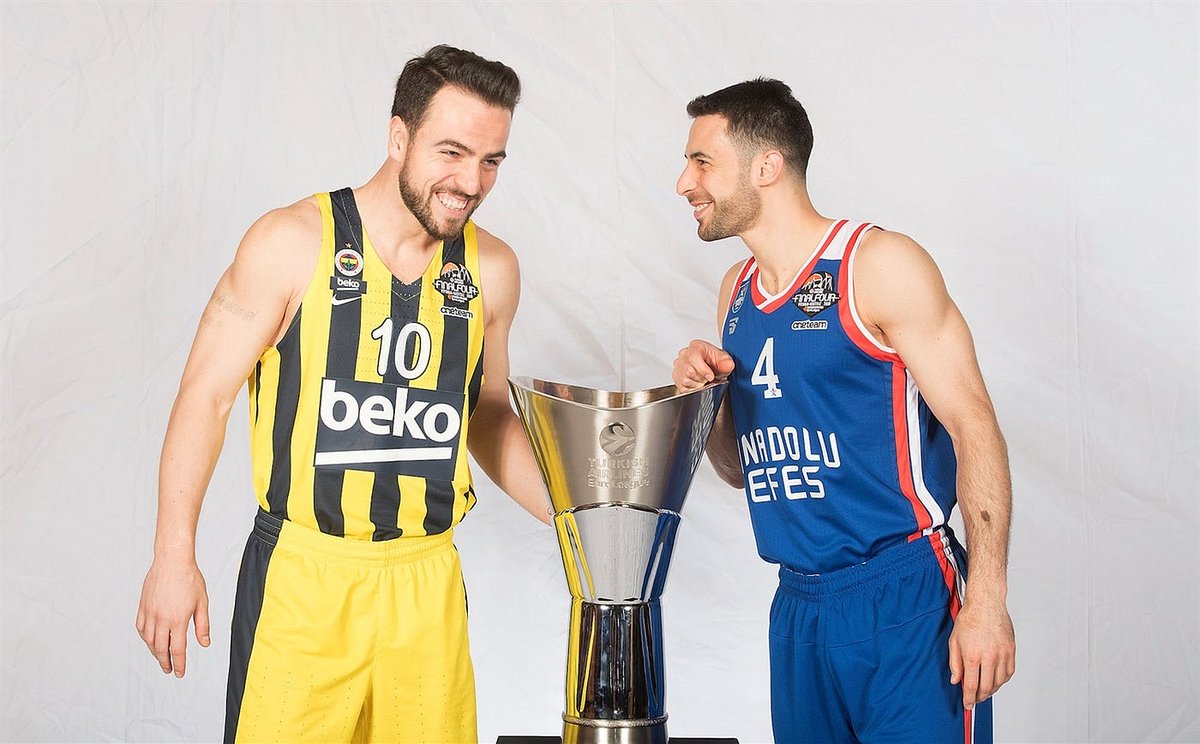 En sevdiğim iki kaptann
Ezelî rekabet , ebedî dostluk💛
💙🤍
@melihmahmutoglu @Dogusbalbay 
#Fenerbahçe #AnadoluEfes #BenimYerimBurası