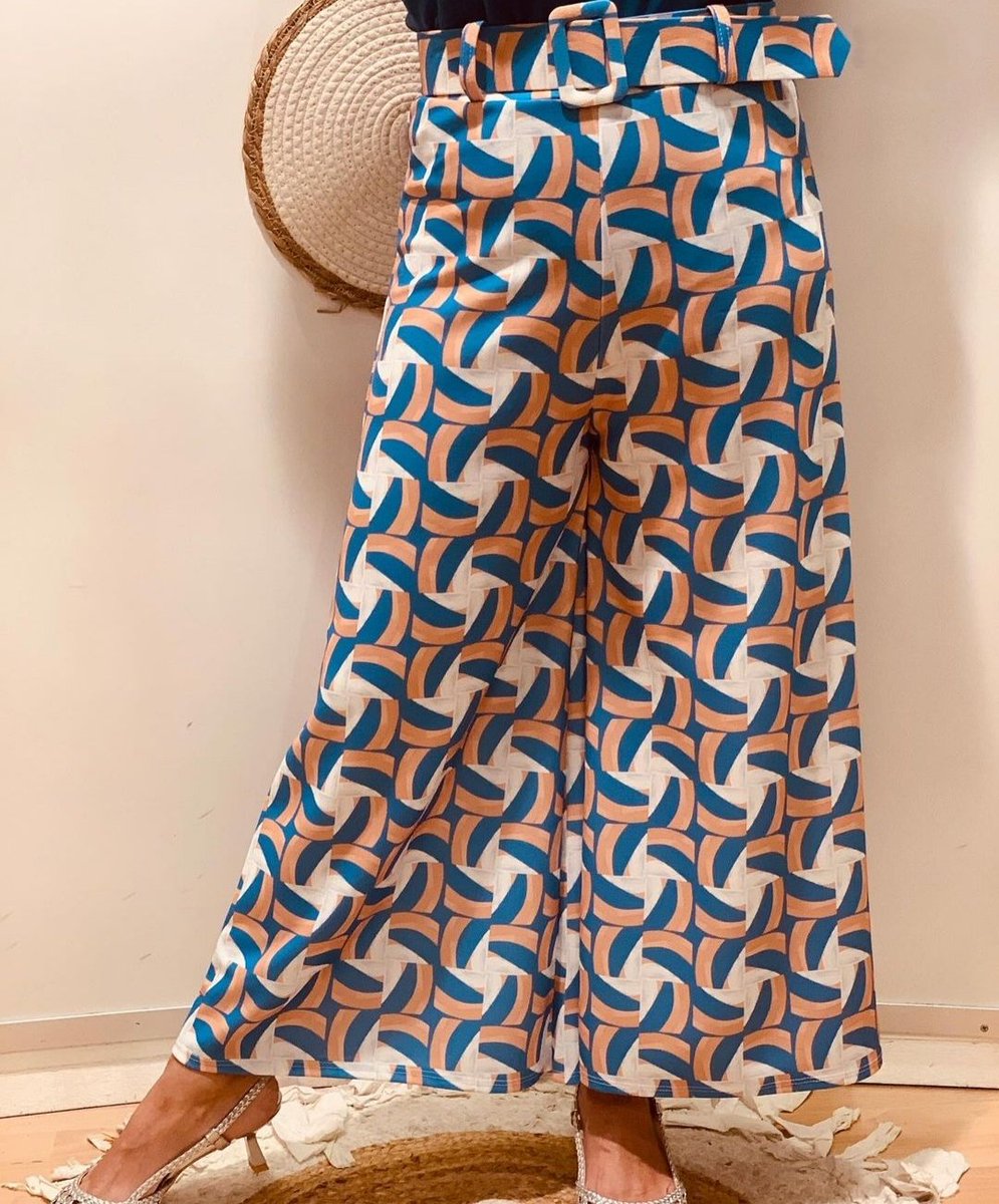 mmp_434's tweet photo. Todo no iba a ser fachada de casas 
🎀👗👚👖🧦
#didgeometria3E #teselacionesuma3E https://t.co/qVKkxWqknu