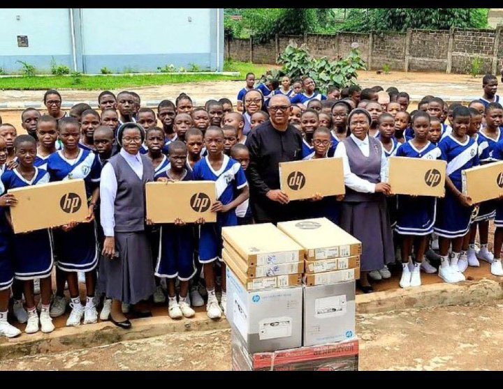 @agupard_a A man with evidence #ThankYouPeterObi … Emilokan shared plastic bottle of groundnut oil to very few uninformed women in his SouthWest to buy their votes; instead of teaching them how to make oil.