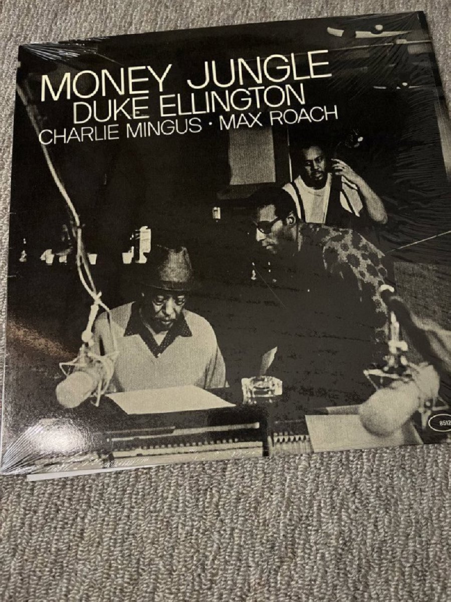 Duke Ellington - Money Jungle United Artists Jazz(Blue Note), BT 85129 エリントンのトリオの名作。偶然にも昨日のドーハムと同様、ビル・シュワルトウ録音。鋭利さが好みの録音。 “Caravan”がベストだが、他も素晴らしく飽きずに聴ける。初心者推奨盤。 9/10 #Jazz #vinylrecords #nowspinning