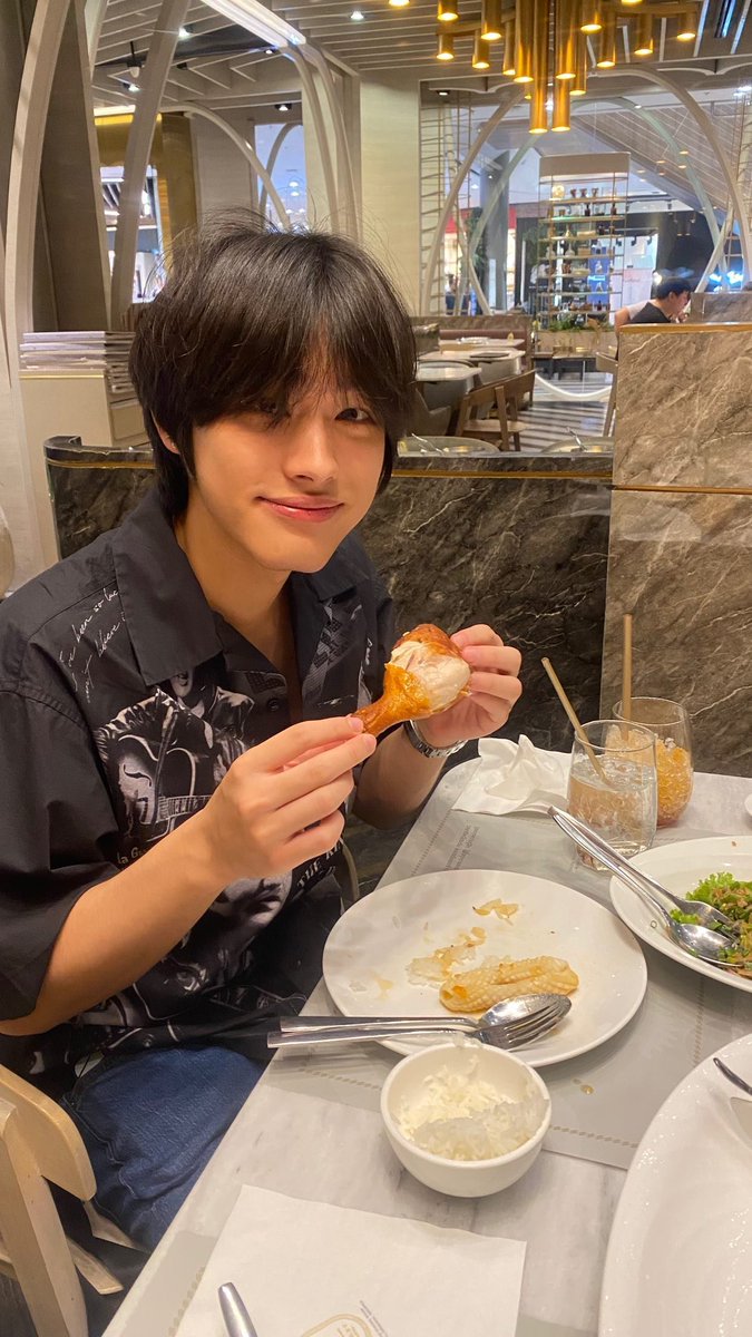 runehyun's tweet photo. Copper eating chicken must be the most adorable thing I have seen all day. LIKE, LOOK AT THAT FACE. HE IS THE INCARNATION OF π₯Ί. #copperphuriwat #copemate https://t.co/o2HaFZEMKR