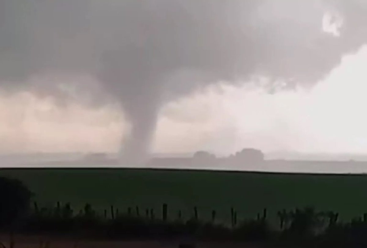 TEMPO | Tornado causa estragos no interior do Rio Grande do Sul. Entenda o que ocorreu. ▶️ metsul.com/tornado-causa-…