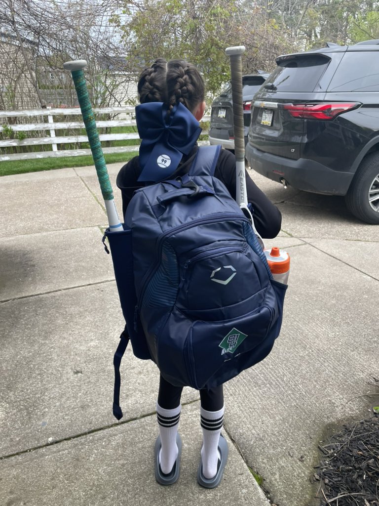 👧🏻💣‼️🔵🟢🥎 First scrimmage of the season! #BraidedBomber