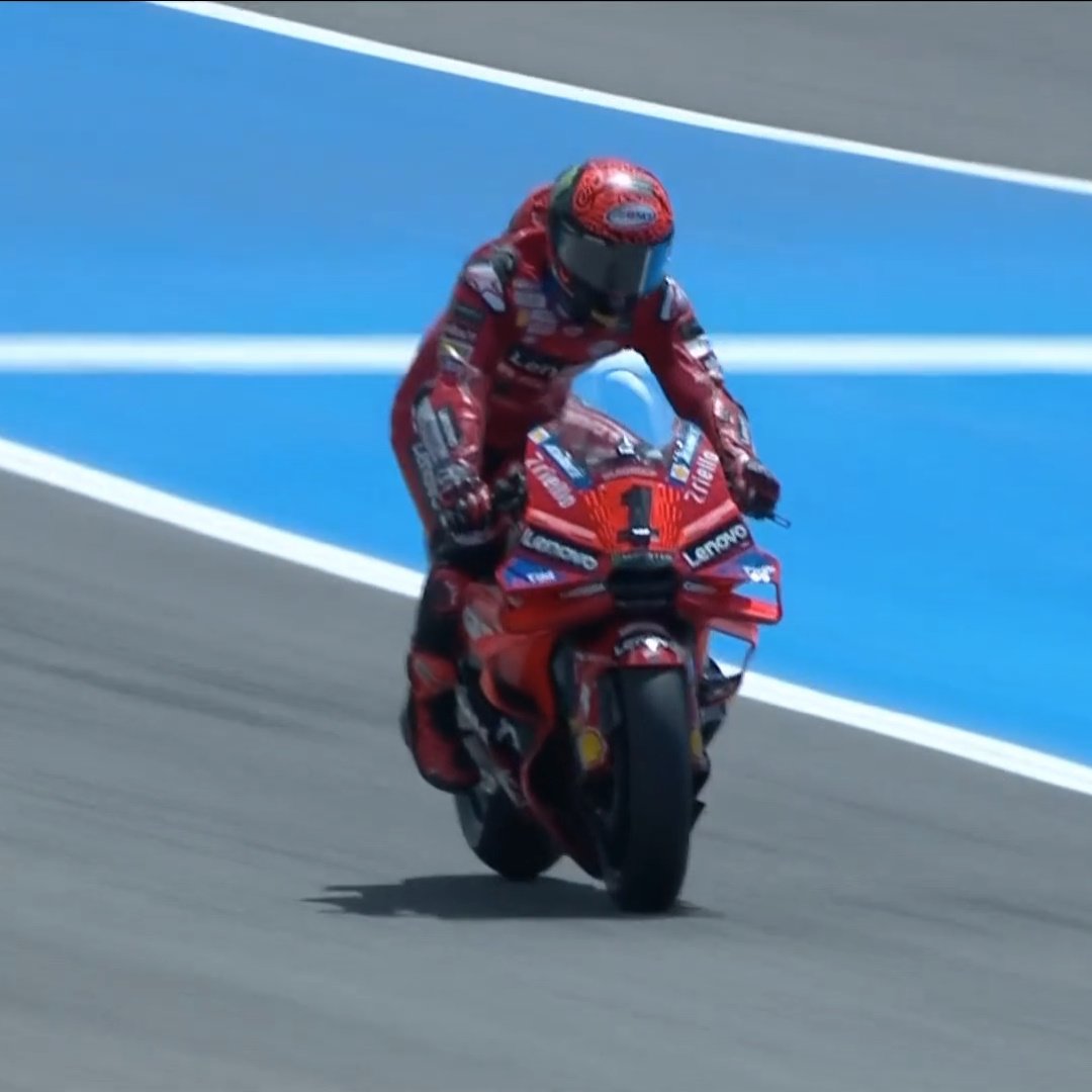 Definisi mental juara dunia ya Pecco Bagnaia ini.

Balapan bukan cuma ngandelin skill atau motor kenceng. Tapi juga mindset. Begitu sudah di depan, susah buat tersentuh 🔥