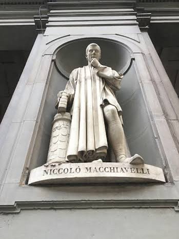 'Gerçek yaşamla düşlenen yaşam birbirinden o kadar uzaktır ki olanı bırakıp olması gerekenin arkasından giden kişi elindekinden de olur.'

—Niccolò Machiavelli