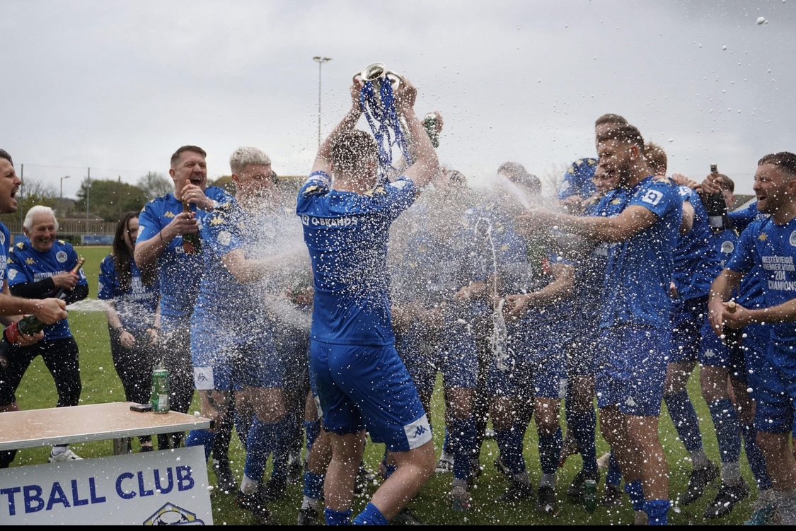 Cuzi80's tweet photo. 2/3 The lads showed a monster mentality to seal the title,beating 3 of the top 6 in the space of 6 days, all games with their own sub-plots.Said to them all along that the only thing they should fear is not realising their potential @Swsportsnews #Helston #Champions #TSWL #Step5 https://t.co/MD3CmSf3Kb