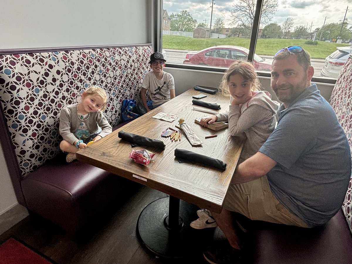 Had an AMAZING dinner last night ⁦<a href="/Kountrykitchen/">Kountry Kitchen Indy</a>⁩ downtown Indy, then our waiter told us that our 4 year old was sitting in the ⁦<a href="/SHAQ/">SHAQ</a>⁩ seat! 😆🏀