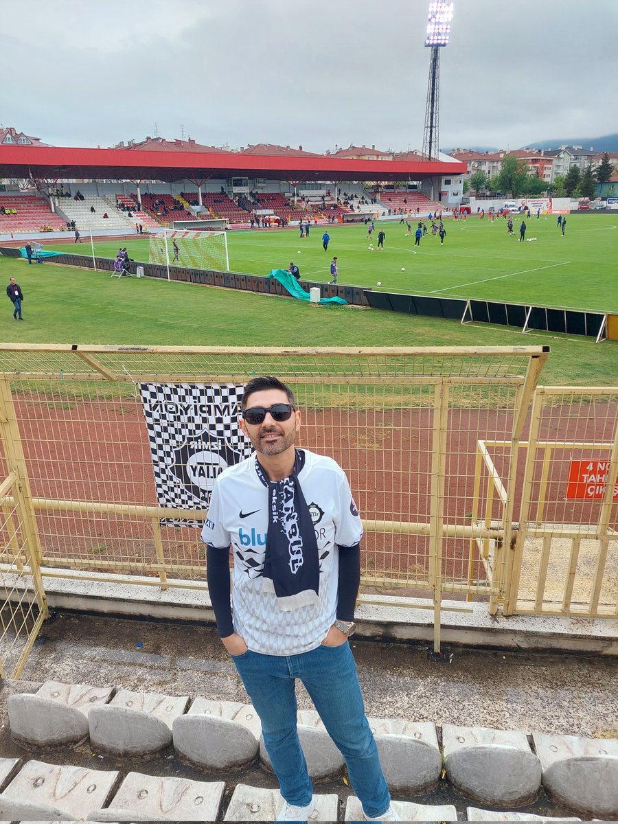 Uzak yakın demeden
Yağmur çamur dinlemeden
Çağıran bir şeyler var hep 
Bizi uzak şehirlerden..🖤🤍
#büyükaltay #Altay #altaysporkulübü