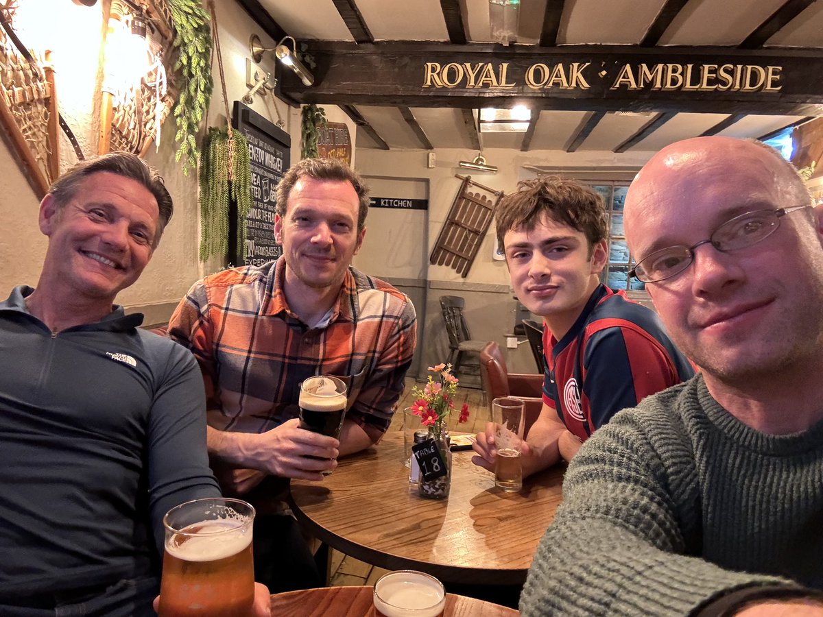 Ambleside y Glenridding, Lake District. 
Se hizo diligencia con la casaca de la seleccion, subimos el tercer pico mas alto de Inglaterra. 
Se disfrutó mucho, uno de los pueblos mas lindos en los que estuve en mi vida.