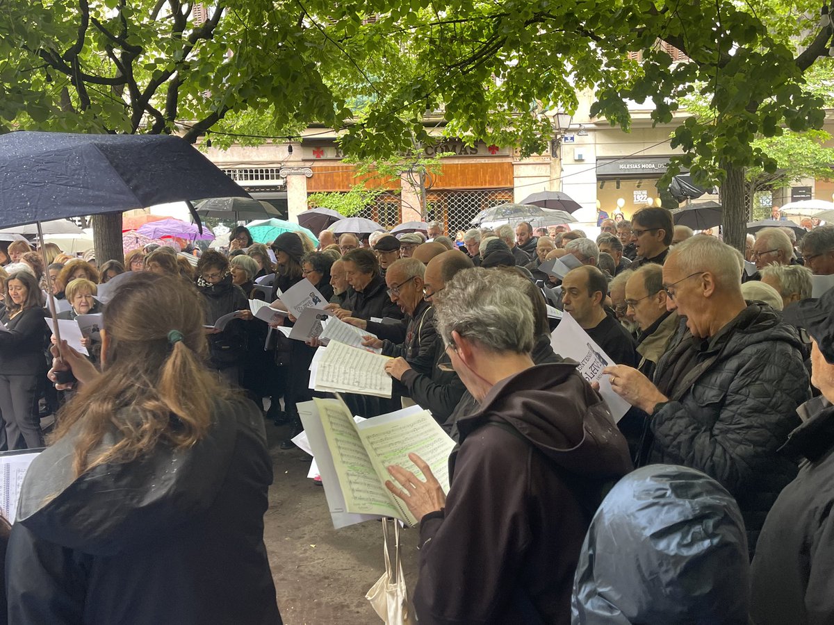 Kursaalmanresa's tweet photo. Sota una pluja fina, la plaça Clavé de #Manresa ha acollit l’ #AccióClavé, una cantada participativa amb 300 cantaires de 15 corals de la Catalunya Central!

Enhorabona a tothom: cantaires, director, pianista, col•labiradors i a tot el públic que s’ha congregat a la #PlaçaClavé! https://t.co/4S4UWK8PJU