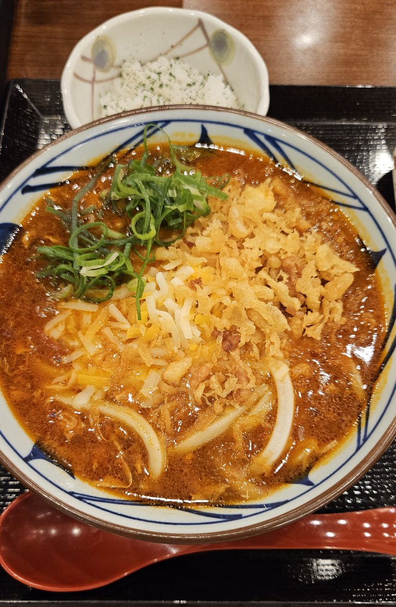 5_sound's tweet photo. 前回ノーマル食べたからチーズありにしてみたけど、チーズありのほうがマイルドになって好きな味だった～🧀
後から来る人も、結構トマたまも豚汁も頼んでる人いて嬉しかった🥰
#とろけるチーズのトマたまカレーうどん https://t.co/rV6HRmQOZh