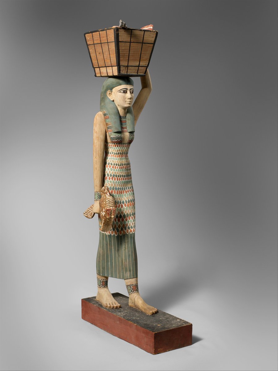 On #StatueSunday, I'm pondering parallels between this 4000 year old wooden offering bearer from Bersha @metmuseum & Edward Poynter's 1866 painting 'Offerings to Isis' @NewportMuseum. This is a rare case in Pharaonic sculpture for women to be shown with their left leg advanced.