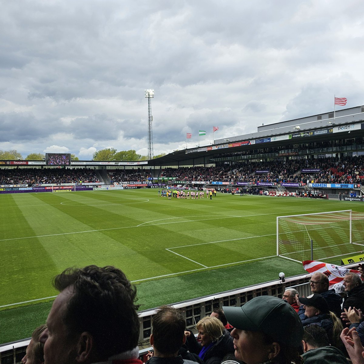 Nu te Spangen in Het Kasteel voor @SpartaRotterdam - @fcvolendam 
#spavol