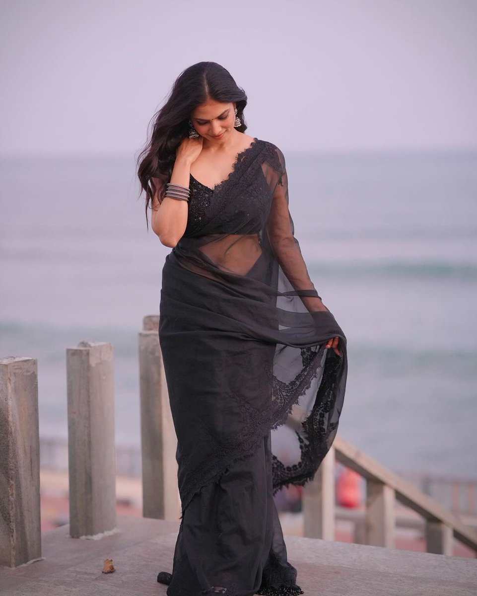 Enchanting elegance by the sea!🌊
@MalavikaM_ shines in black amidst the waves of Kanyakumari!🖤

#MalavikaMohanan #Thangalaan #TeluguFilmNagar