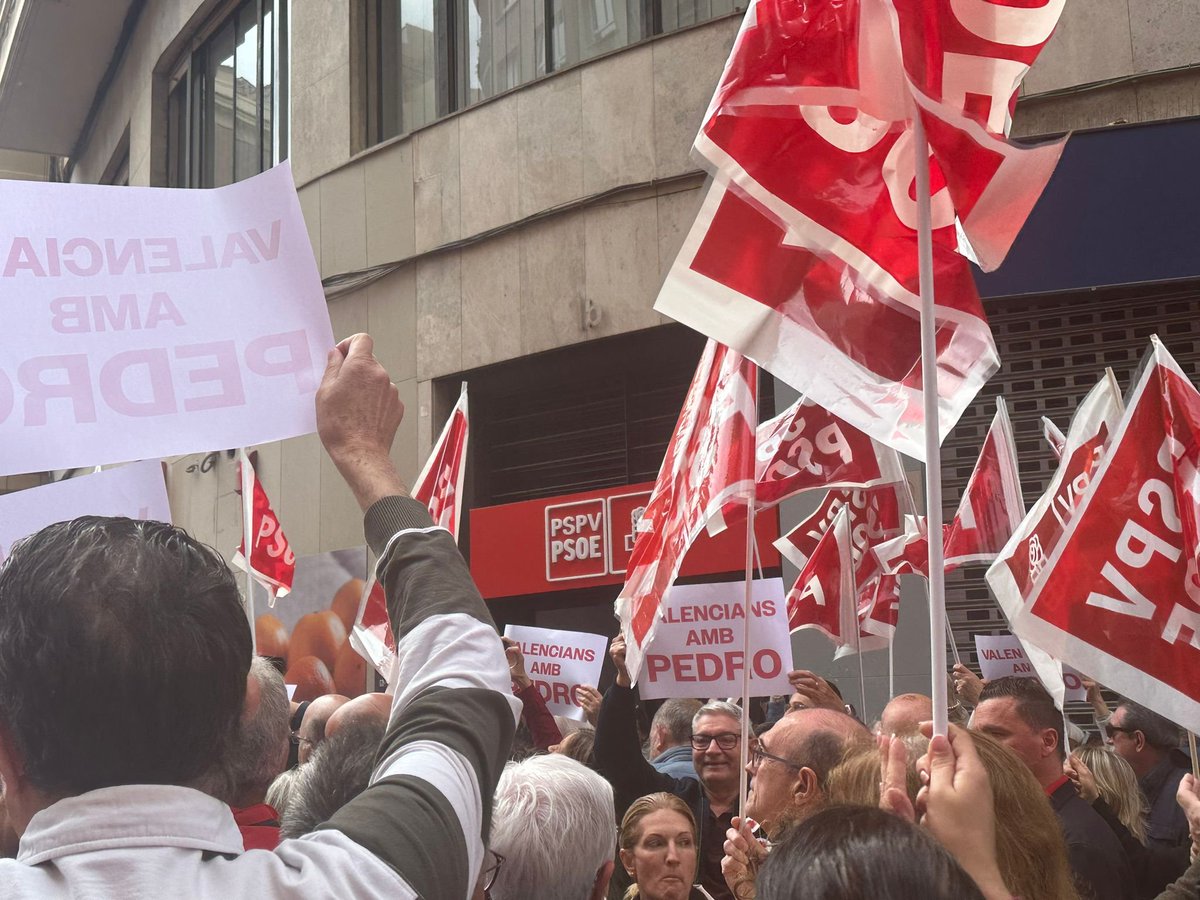 La secretaria general de los socialistas de #Moncada @BondiaFeli ha participado en el acto en apoyo a @sanchezcastejon ante la sede de @SocialistesVal 🌹#PedroQuedate #PedroNoTeRindas