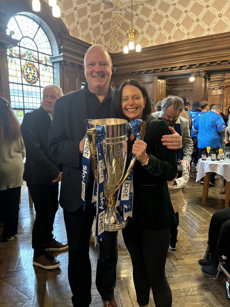 Wonderful to host @StockportCounty at the town hall this afternoon to celebrate promotion and before the parade