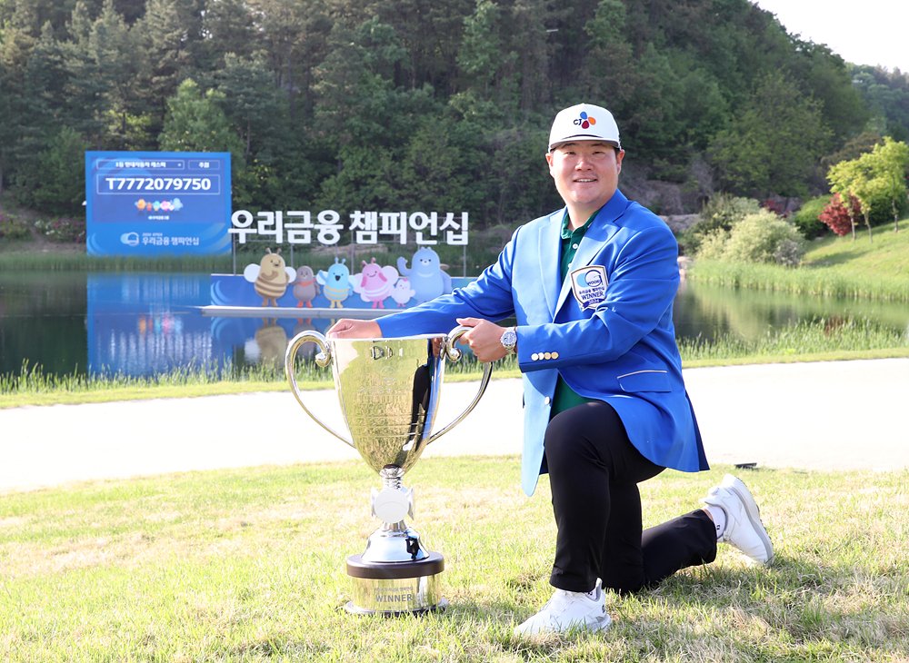 Big congrats to 26 yo super trooper Sungjae Im, who makes another quick round the world trip (Heritage-Korea-Byron Nelson) to win another trophy in his homeland, the #WooriBankChampionship on KPGA tour! Will move up to #37 in #OWGR. 👏💪🇰🇷