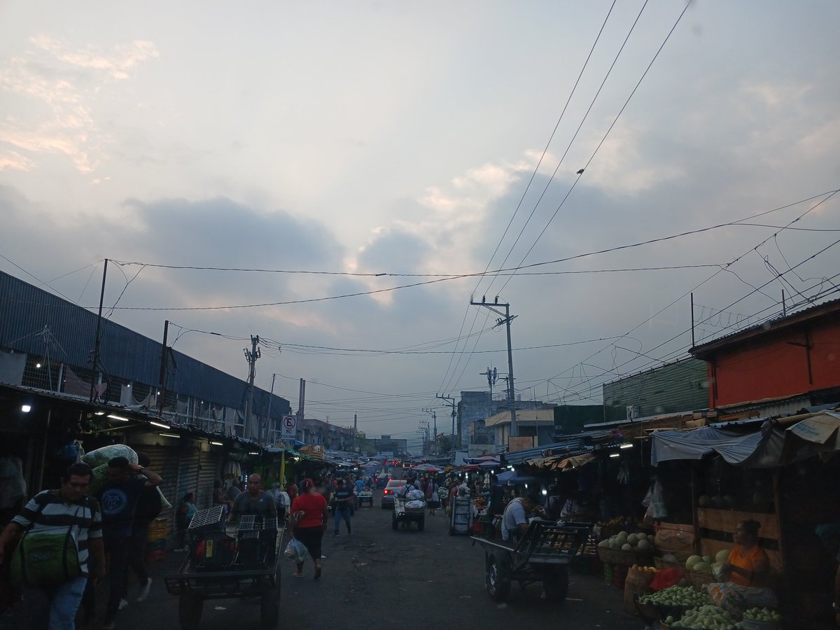 RafaelEFlores3's tweet photo. Así lucía el Mercado Central a las 600 am
Visite el mercado de su localidad. Ayudará a pequeños comerciantes y encontrará fruta, verdura, lácteos y mariscos a mejor precio que en el supermercado
#YoComproLocal https://t.co/56epjrWyWJ