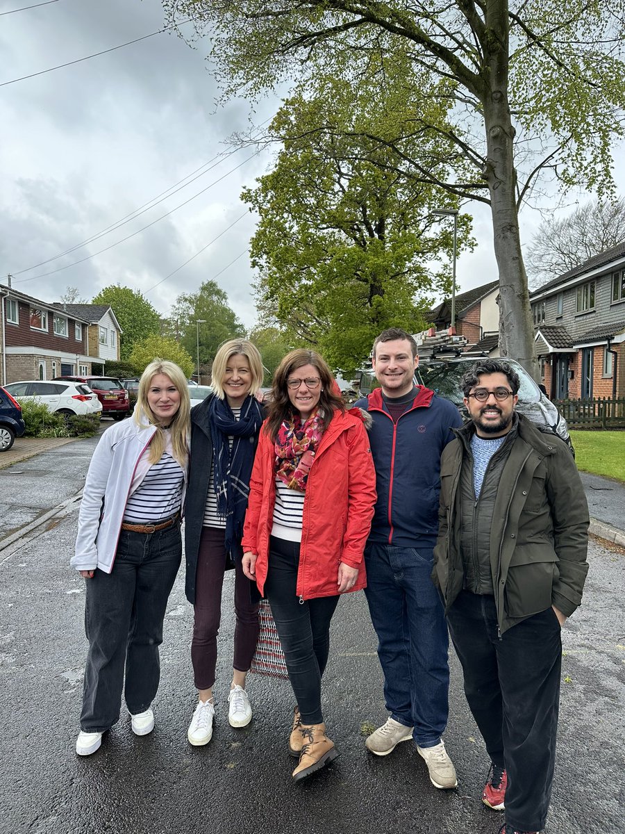 Thank you to the brilliant @BracknellLabour team for joining us on the #Labourdoorstep in Farnborough today.

Means so much to have your support as we work together to give Rushmoor a Labour-led Council on May 2nd 🌹