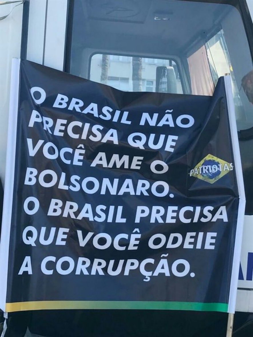 Não precisa ser de direita, basta q não vote em ladrões! Simples assim.