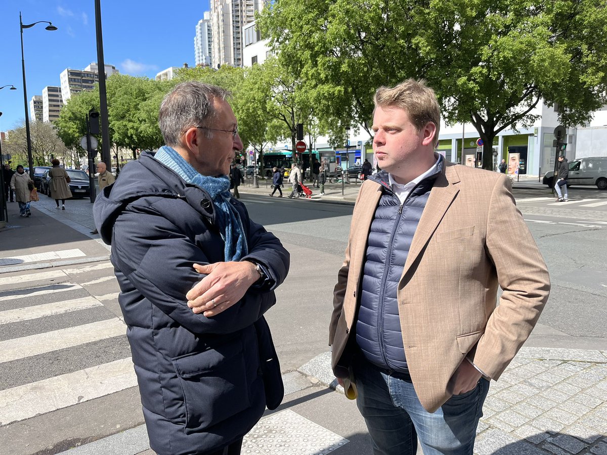 À Paris avant la reprise des travaux au @Senat, j’ai eu le plaisir de retrouver ce matin les camarades du @PS19e au marché de Joinville. Dans la #Manche et à Paris, et partout en France, nous sommes mobilisés pour #ReveillerLEurope le 9 juin prochain avec @rglucks1. Merci à ma…