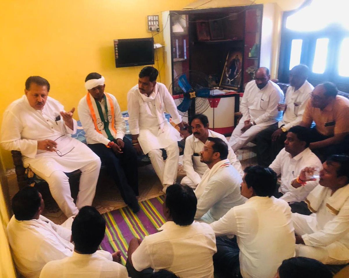 SanjaySDutt's tweet photo. Met Block Congress President's of #Pansemal Assembly, #Barwani District, and took feedback of ground realities vis-a-vis our ongoing poll campaign at Booth-level. Also briefed them about key election related perspectives.
#Congress Candidate from #Khargone LS #PorlalKharte, Sendhwa MLA #MontuSolanki, DCC Chief #NaneshChaudhary were amongst other leaders present on the occasion.