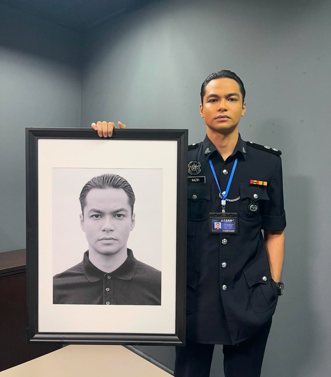 [AMARAN PENGACAU / SPOILER ALERT] Terdapat satu babak yang memaparkan gambar Naz (Inspektor Nazri) dalam filem Sheriff: Narko Integriti. Menurut Sutradara Syafiq Yusof, kebiasaannya ruangan Integriti hanya digantung gambar biasa sahaja.