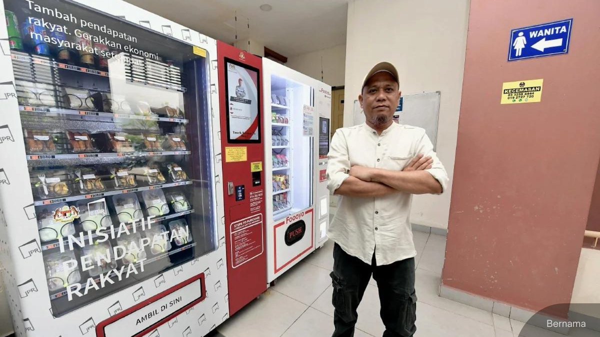 1. A nasi kukus vendor's monthly sales has risen to RM14,000 after joining the vending machine business programme under the People’s Income Initiative (IPR). Mohd Hermi Shahuddin says he's no longer worried about uncertain income, which had plagued him before. 📷: Bernama