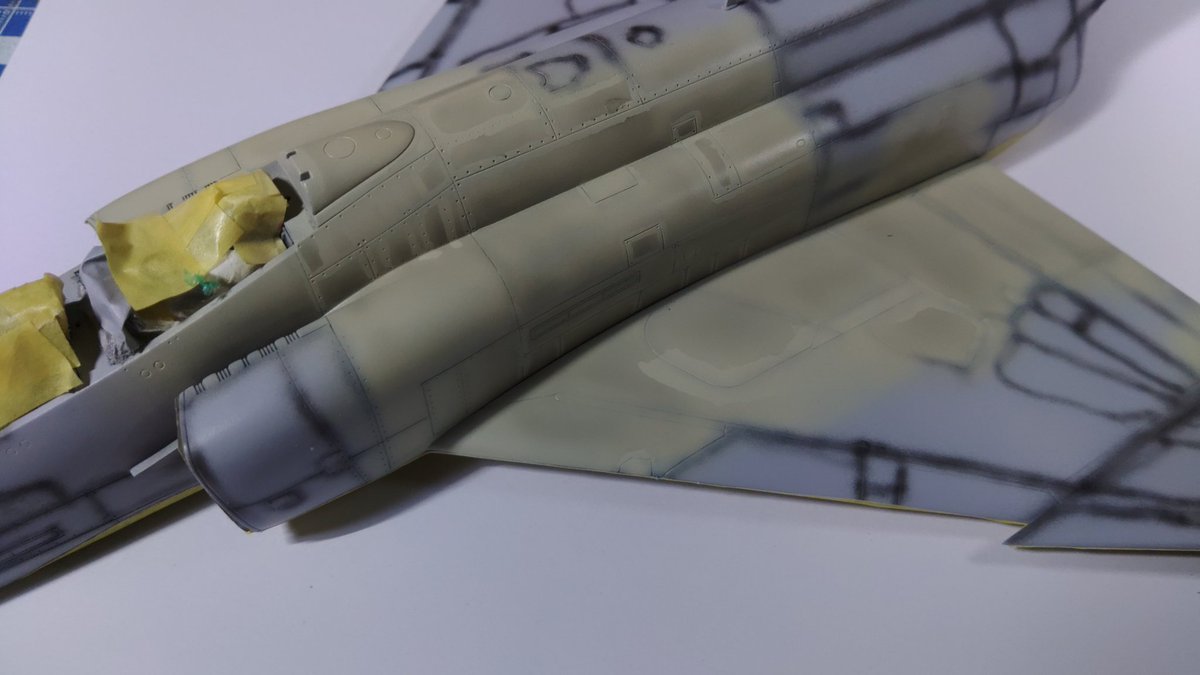ﾊｾｶﾞﾜ 1/48 RF-4E PHANTOMⅡ　航空自衛隊
進捗です🙂

機体上面塗装。まずはmrｶﾗｰ４５番塗装→マスキングゾル塗布→スモークグレー塗装で、パネルライン等のタッチアップ跡を表現してみました。

#帰ってきたファントム祭り