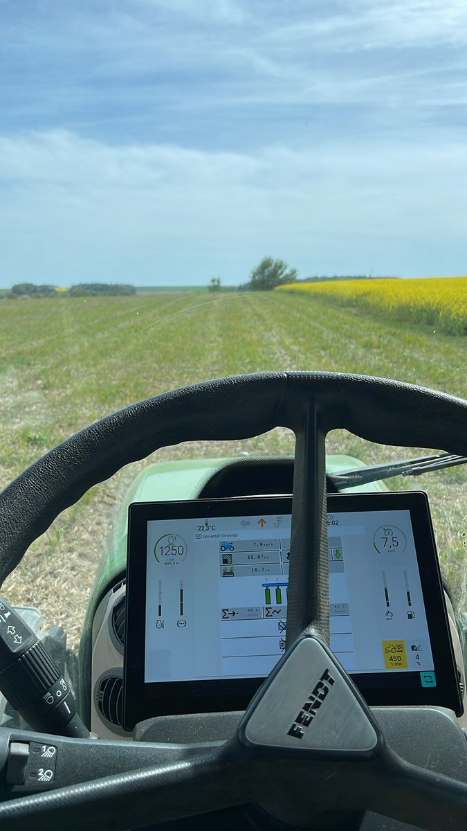 FWinkelhofer's tweet photo. jetzt Variante 2, winterharte Begrünung, #Glyphosat vor 3 Tagen ausgebracht. Heute Mais rein. Ahja, #Cultan-Dünger vor 2 Tage in den Boden injiziert. https://t.co/1ZTTYHvmA5