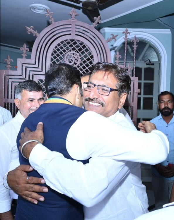 #पिहोवा नगर पालिक के पूर्व अध्यक्ष श्री अनिल धवन जी ने आज अपने पार्षद साथियों के साथ आम आदमी पार्टी छोड़कर श्री @MPNaveenJindal जी के नेतृत्व में भाजपा में शामिल हुए व नवीन जी को समर्थन दिया।