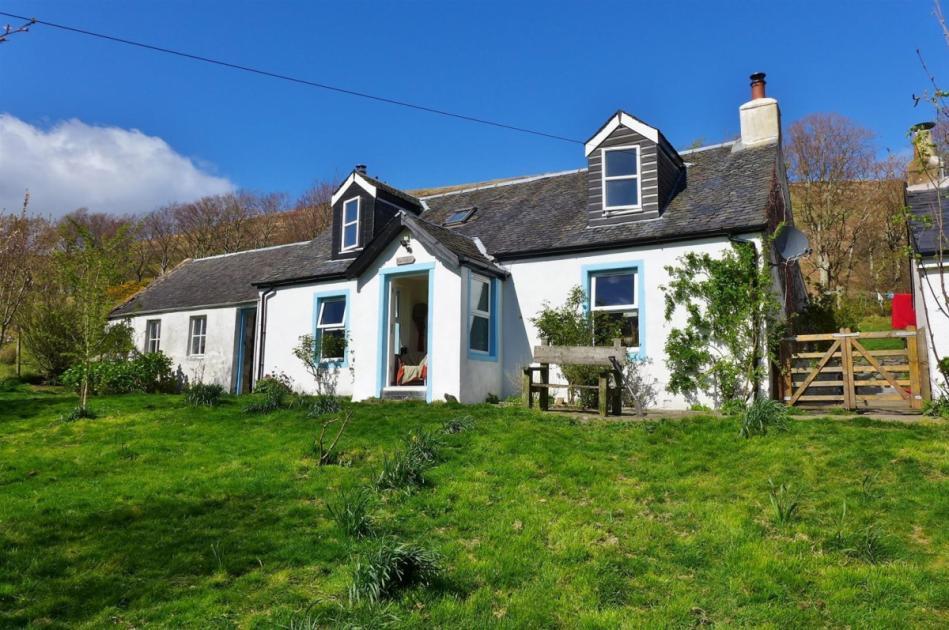The Glen is a stone cottage on the edge of picturesque Lochranza on Arran dlvr.it/T67Ckt 🔗 Link below