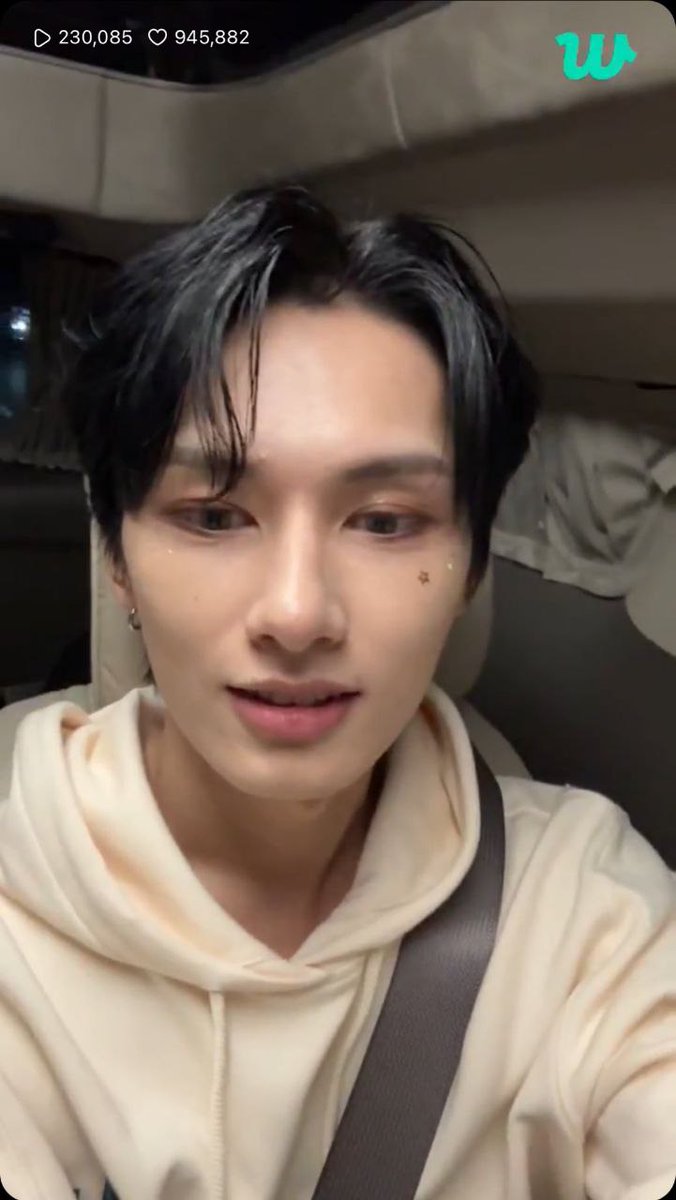 [17s] jun ngelive, tadi di live sebelumnya muka member udah pada keliatan capekk tapi beliau masih nyempetin ngelive lagi sendiri. jun yg stamina nya plg bagus, anak sehat ganteng baikk lucu huhuu, sayang banget sama jun❤️❤️