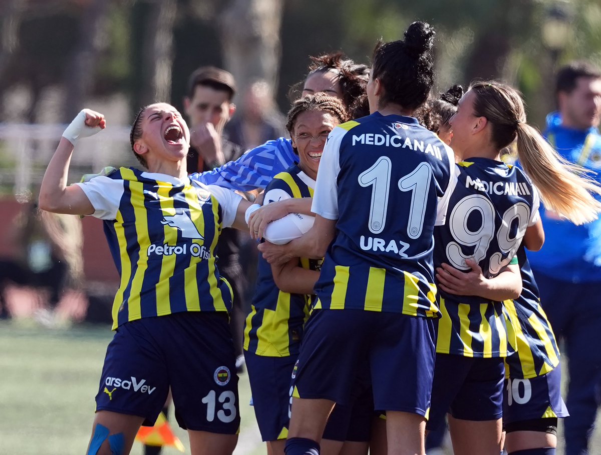 Turkcell Kadın Futbol Süper Ligi'nde 29. hafta maçında Fenerbahçe Petrol Ofisi, konuk ettiği Ataşehir Belediye Spor'u 10-1 mağlup etti.