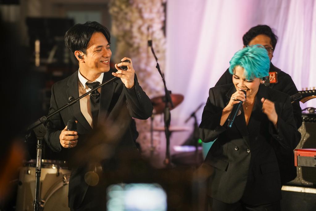 That moment when the man behind the hit love song 'Palagi' is serenading at your wedding 😱😍 Congrats Louisse and Angelica! Sana all hinaharanahan ni @tjmusicmonterde on their wedding day! 🫶💍🙌 On top of that, @KZofficial herself joined TJ for a special number! #TJMonterde