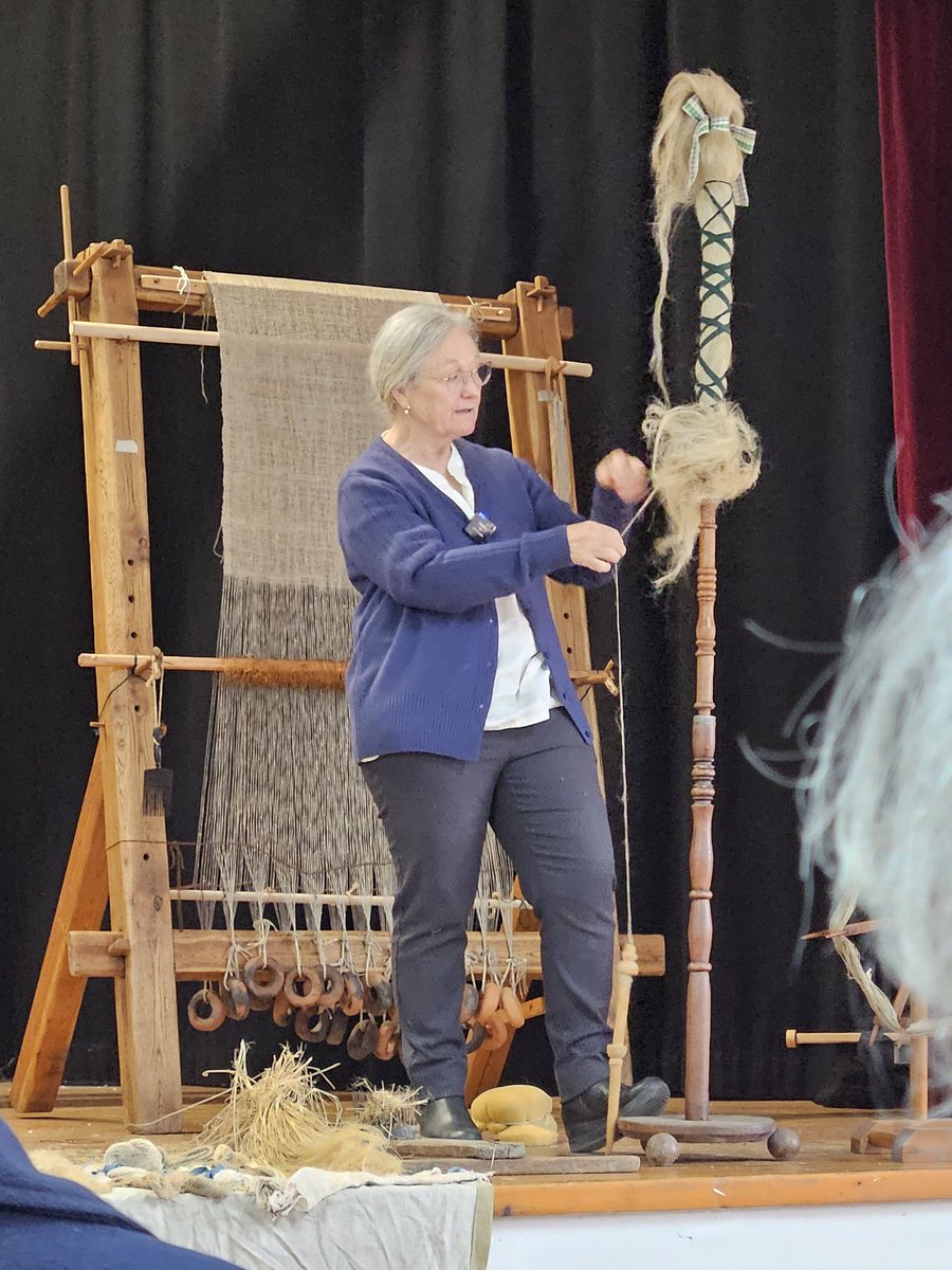 Avui hem seguit una xerrada i tallers de l'Anna Homs, una gran especialista en fibres tèxtils, filat, teixit i tints vegetals, i Queral Illa, artista teixidora, a Corró d'Amunt. Gràcies a <a href="/salvemcorro/">Salvem Corró d'Amunt</a> per organitzar-ho. Ha estat magnífic!