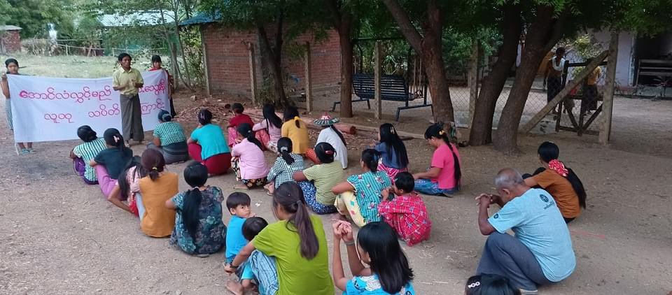 Pro-democracy residents from a village of #Yinmarbin Twp, #Sagaing Region, regularly staged an evening strike to overthrow the #MilitaryDictatorship on Apr28.

#AgainstConscriptionLaw    
#2024Apr28Coup      #WhatsHappeningInMyanmar
