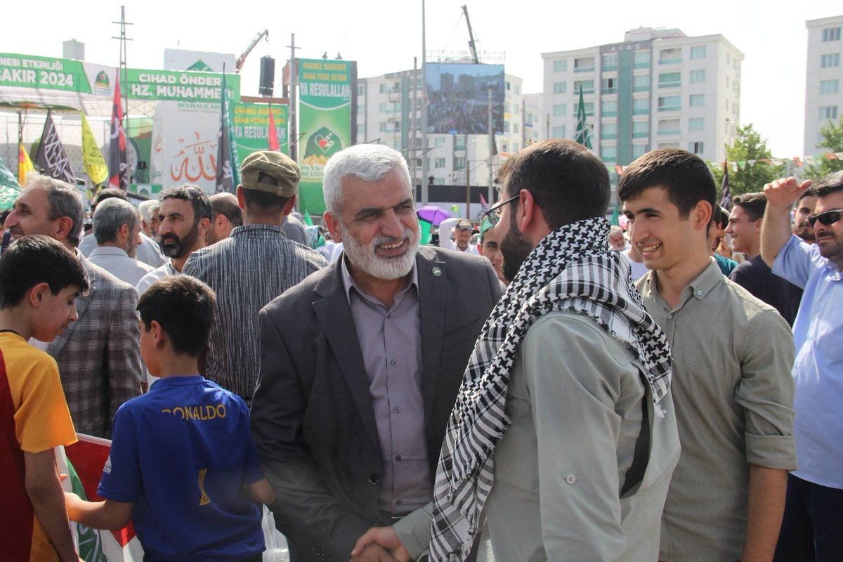 Gaziantep Milletvekilimiz Sayın Şahzade Demir ve Genel İdare Kurulu (GİK) Üyemiz Sayın Vedat Turgut, Diyarbakır’da Peygamber Sevdalıları Vakfı tarafından organize edilen Mevlid-i Nebi etkinliğinde halkımızla buluşarak selamlaştılar, muhabbet ettiler. #CihadÖnderi